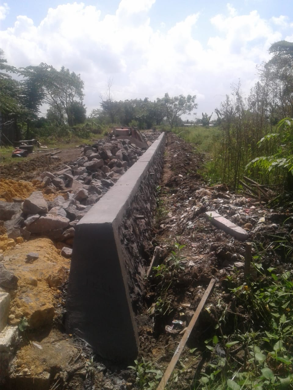 Renovasi TPT Lapang desa Bendungan Kecamatan Pagaden Barat